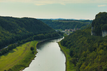 Obraz premium Weiter Blick über den Elbbogen auf die Stadt Wehlen, Flusslandschaft im Nationalpark Sächsische Schweiz, Stadt Wehlen, Landkreis Sächsische Schweiz-Osterzgebirge, Sachsen, Deutschland
