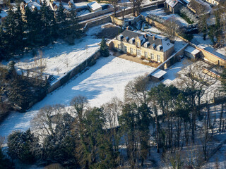 vue aérienne du château d'Esclimont sous la neige dans l'Eure-et-Loir en France