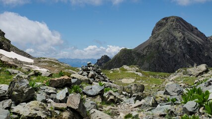 massif de belladone avec vue sur le massif du Vercors, cairn montrant le chemin à suivre