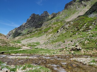 Dents du loup, massif de Belledonne, pointes acérées, rivière, rochers et alpages
