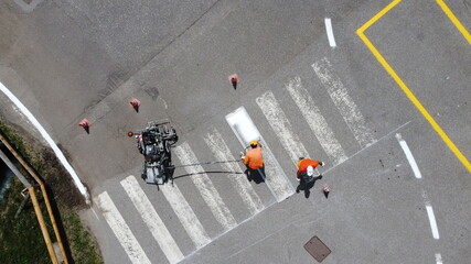strisce pedonali dipingere sicurezza stradale segnaletica al lavoro persone 