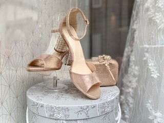 chaussures de mariée dans une vitrine de magasin  - obrazy, fototapety, plakaty