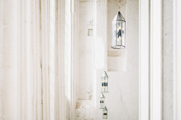 Elegantes Licht, Interieur, Beleuchtung in heller, weißer Kirche. Viel Platz für Text, copy space. Hintergrund für Flyer, Einladungen für Konzert und Veranstaltung