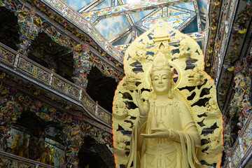 Obraz premium golden buddha statue in temple