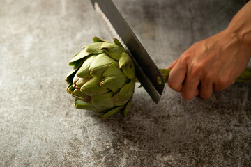 artichoke cutting with a knife