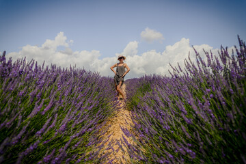 Femme dans un champ de Lavande sur le plateau de Valensole