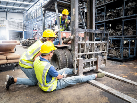 Female workers are banning cargo drivers from continuing to drive due to an accident, a male worker's leg gets stuck in a forklift's wheel while working inside an auto-parts warehouse.