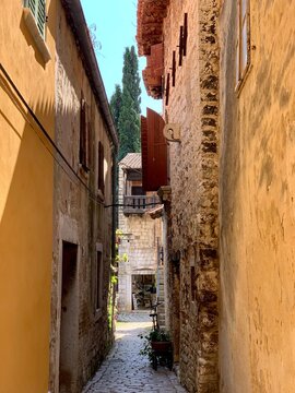 Fototapeta On a walk in the streets of Porec. Beautiful historic and romantic city. Very attractive for tourists. Excellent food. Beautiful clear sea.