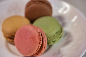 白い食器の上のカラフルなマカロン