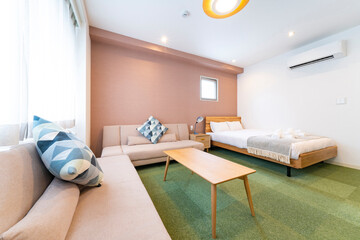 ソファとベッドのあるホテルの部屋