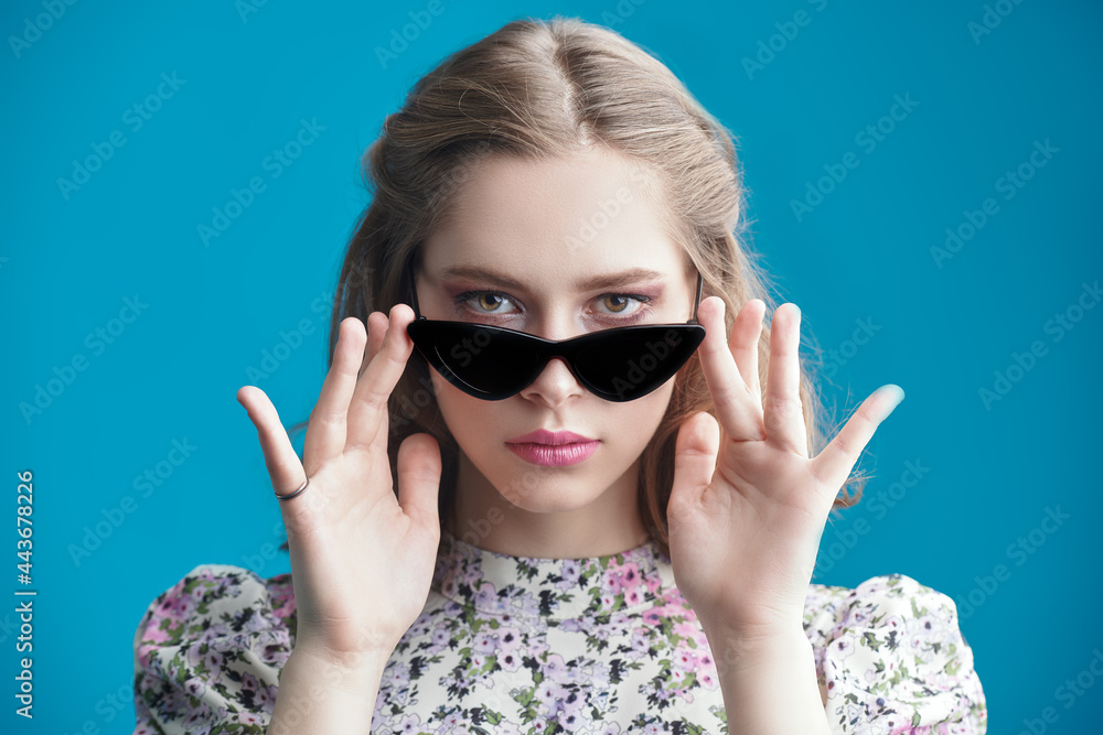 Wall mural model in elegant sunglasses