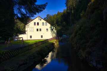 Historisches M&uuml;hlengeb&auml;ude am Bachlauf im Schatten des Waldes, sommerliches Polenztal im Nationalpark S&auml;chsische Schweiz, Landkreis S&auml;chsische Schweiz-Osterzgebirge, Sachsen, Deutschland