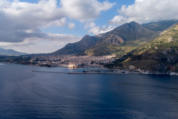 Obraz premium Veduta aerea della Città di Castellammare del Golfo, in Sicilia.