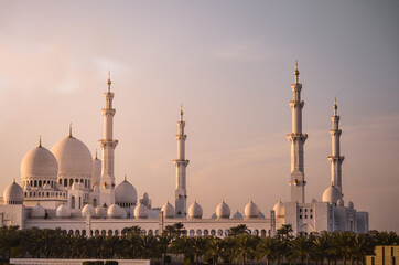 Fototapeta na wymiar Mosque Zayed of Abu Dhabi during sunset
