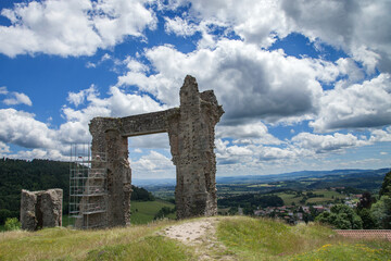 Fototapeta na wymiar Ruines du château médiéval d'Allègre en Haute-Loire et paysage sous un ciel nuageux