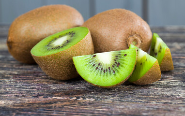 sliced green kiwi