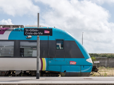 TER &agrave; quai en gare SNCF de Saint Gilles Croix de Vie