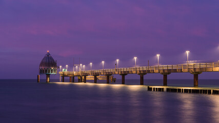 Fototapeta premium Zingst – Seebrücke mit Tauchglocke zur Blauen Stunde