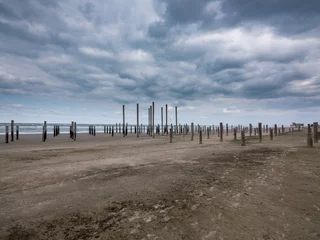 Zelfklevend Fotobehang Palendorp op het strand van Petten © Holland-PhotostockNL