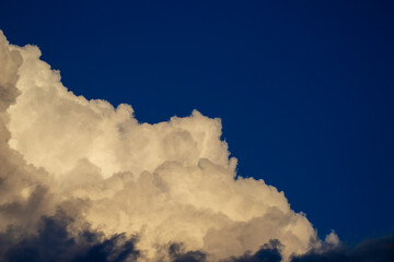 Sommerliche Wolkenbildung am blauen Himmel