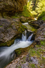 Obraz premium der Fluss Weißbach bei Bad Reichenhall