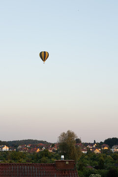 Lot Balonem, Lot Nad Miastem, Balon W Powietrzu, Balon, Lato 2021, Kolorowy Balon