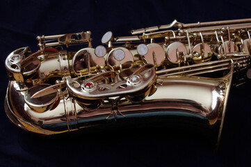 Obraz premium closeup of gold saxophone on black background 