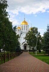 Fototapeta na wymiar orthodox church in the city