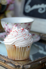 magdalena cupcake de nata y merengue con anises y taza elegante