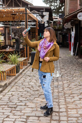 mujer joven posando y haciendo selfie!!!!