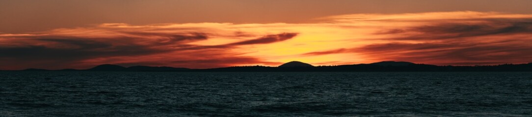 Panorámica de atardecer en Punta del Este. De fondo Cerro Pan de Azúcar, Uruguay.