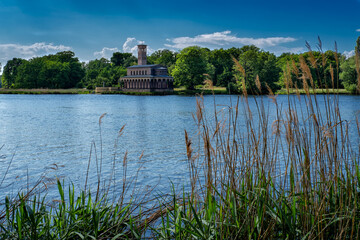 Blick auf die denkmalgeschützte Sacrower Heilandskirche vom Anleger Krughorn auf der...