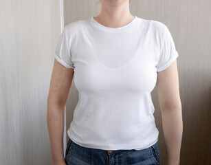 Obraz premium Woman wear white comfort t-shirt standing and posing above the wall. Tee mock up with space for your design.