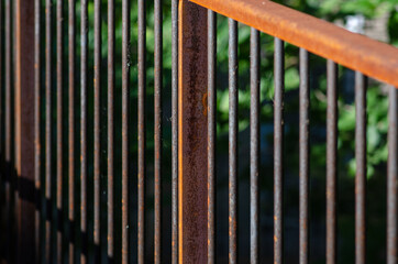 Corten steel railing, with oxidized iron elements, anti-rust. Parapet of raised structure.