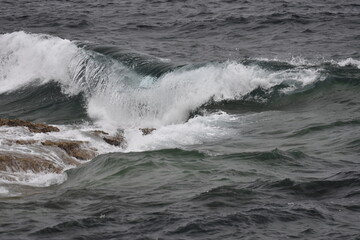 Naklejka premium the waves showing their power
