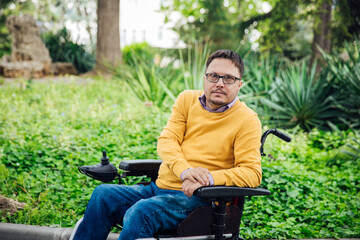 Obraz premium man with disabilities in wheelchair job business job