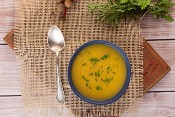 Sopa de mandioquinha, ou batata baroa, quente, servida em um bowl