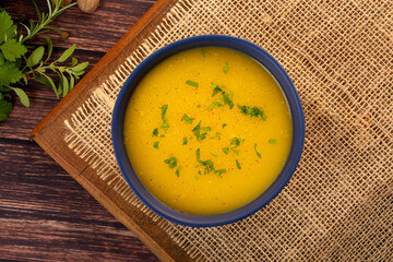 Sopa de mandioquinha, ou batata baroa, quente, servida em um bowl