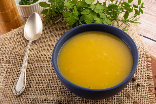 Sopa de mandioquinha, ou batata baroa, quente, servida em um bowl