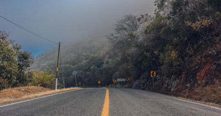 Carretera en montaña con nieve 