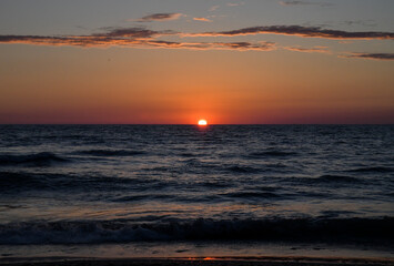 Fototapeta premium Sunset over water