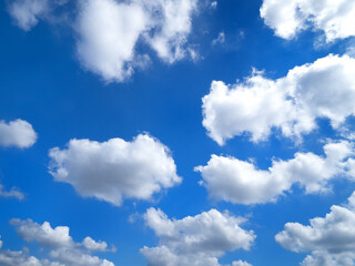 Obraz na płótnie Canvas 初夏の青空と雲 