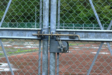 閉められた柵