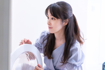 洗濯をする若い女性