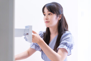 洗濯をする若い女性