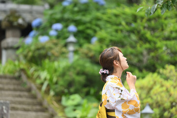 温泉街を歩く浴衣姿の女性