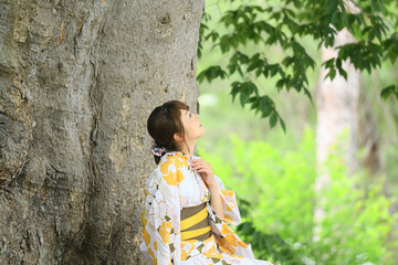 温泉街を歩く浴衣姿の女性