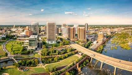 Aerial view of Richmond, Virginia, at sunset. Richmond is the capital city of the Commonwealth of Virginia. Manchester Bridge spans James River - obrazy, fototapety, plakaty