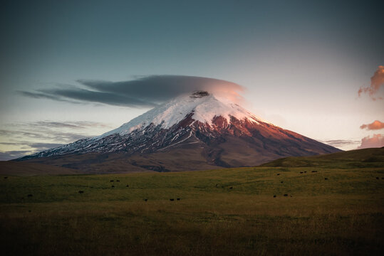 Volc&aacute;n Cotopaxi en el atardecer en Ecuador. 