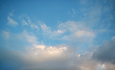 Fototapeta na wymiar Beautiful blue sky with white fluffy cloud background